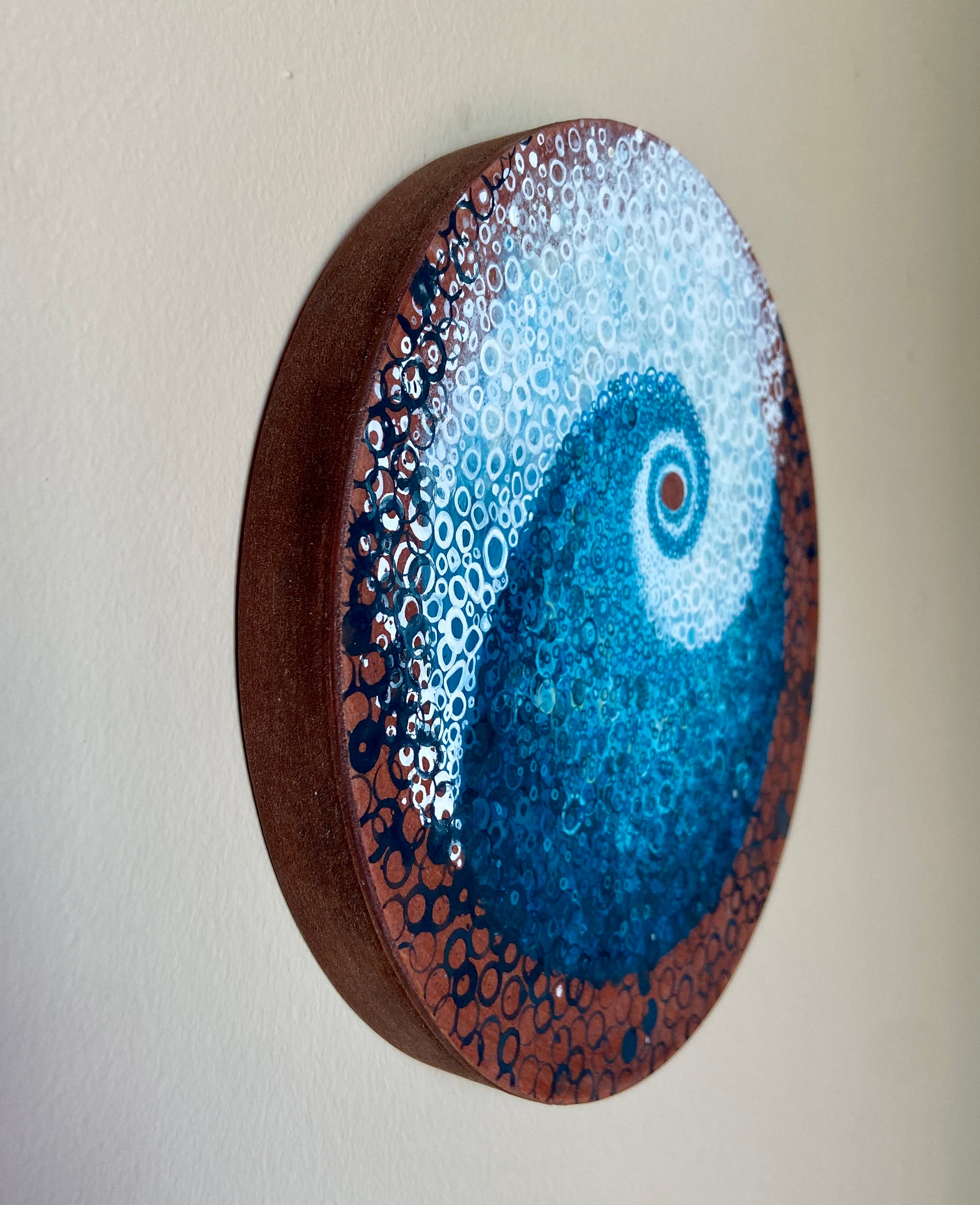 Blue and white round wave
